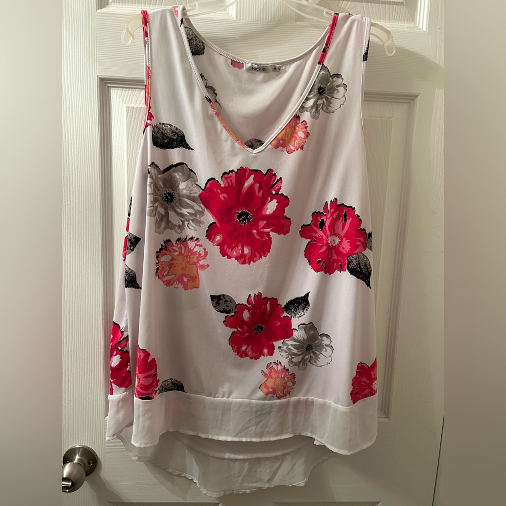 🌼 3 For $30 Ricki's White and Red Floral Sleeveless High Low Top